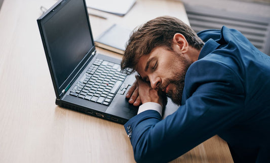 Sieste au travail : et si le masque REVALUX 3 devenait votre meilleur collègue ?